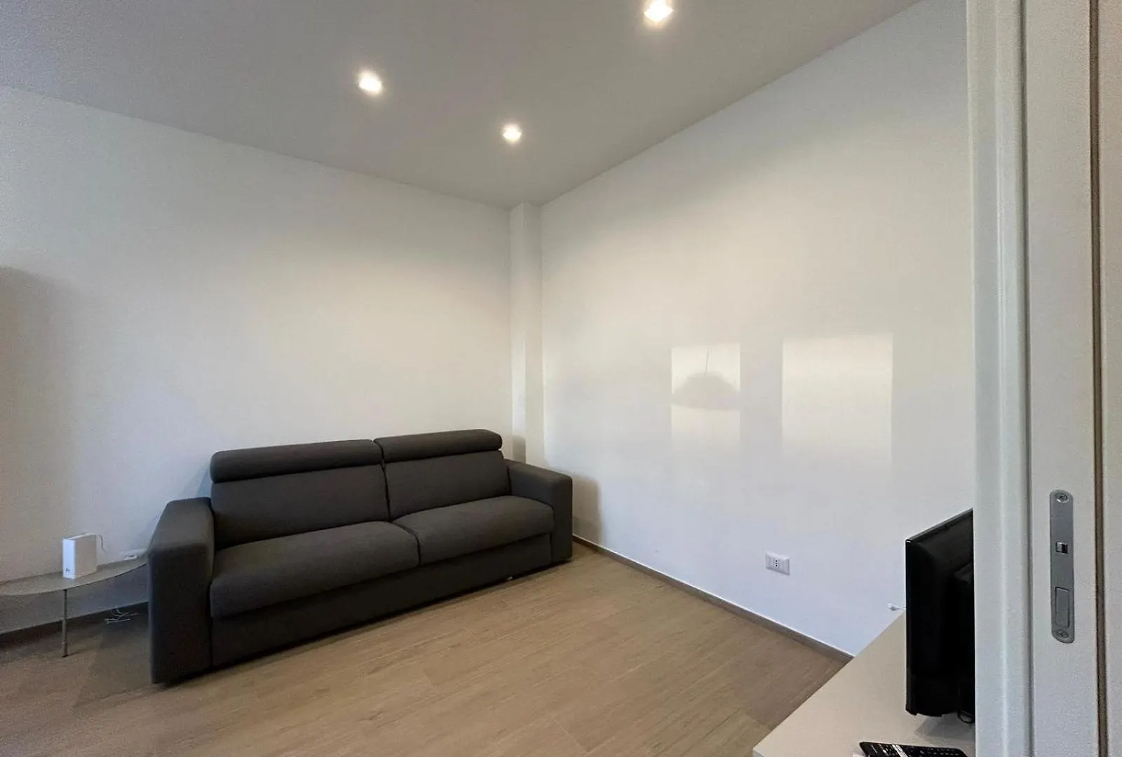 Imhome - Abruzzi Milan Apartment